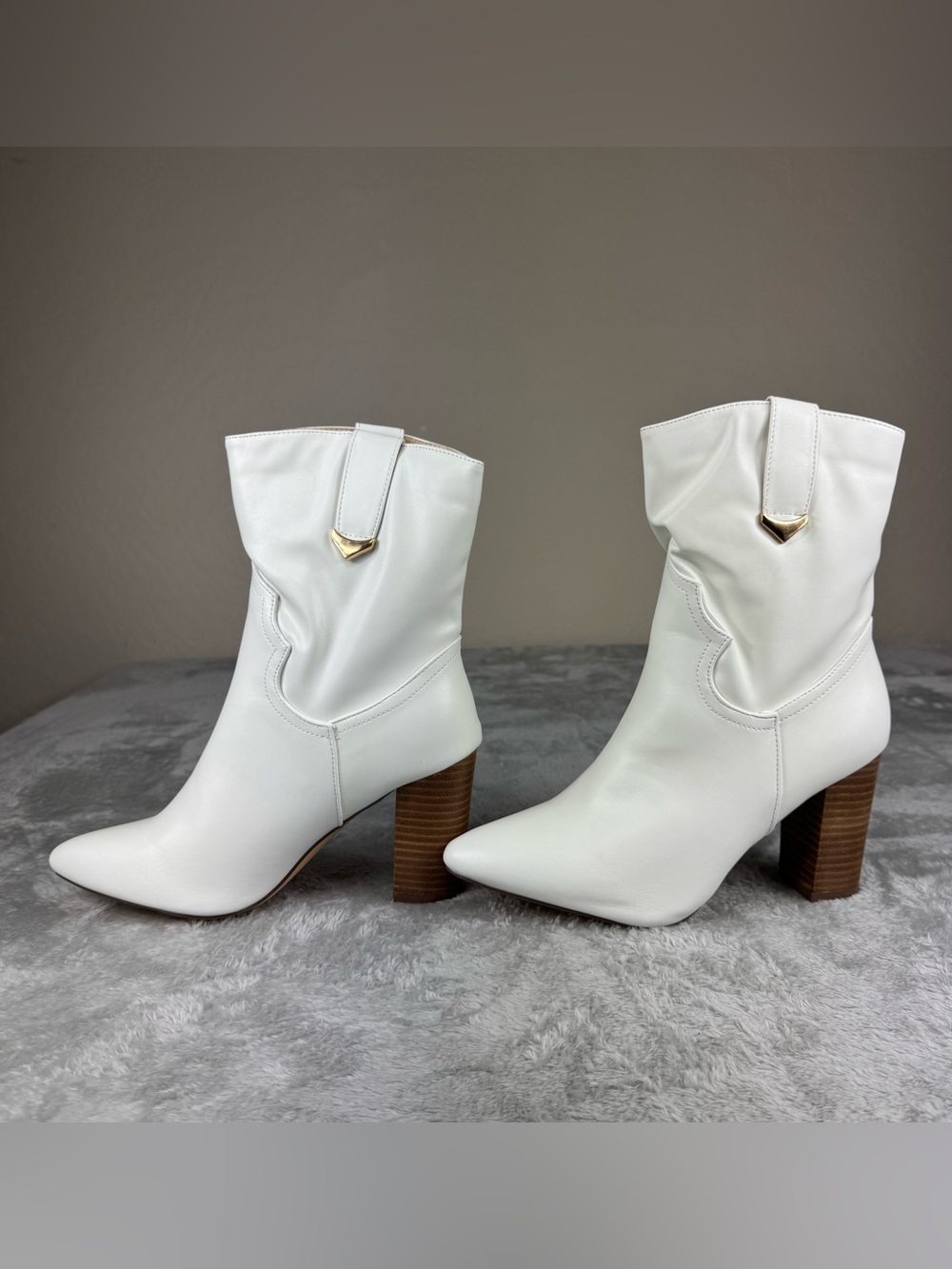 Lulus Taryne sz 8.5 boots in white